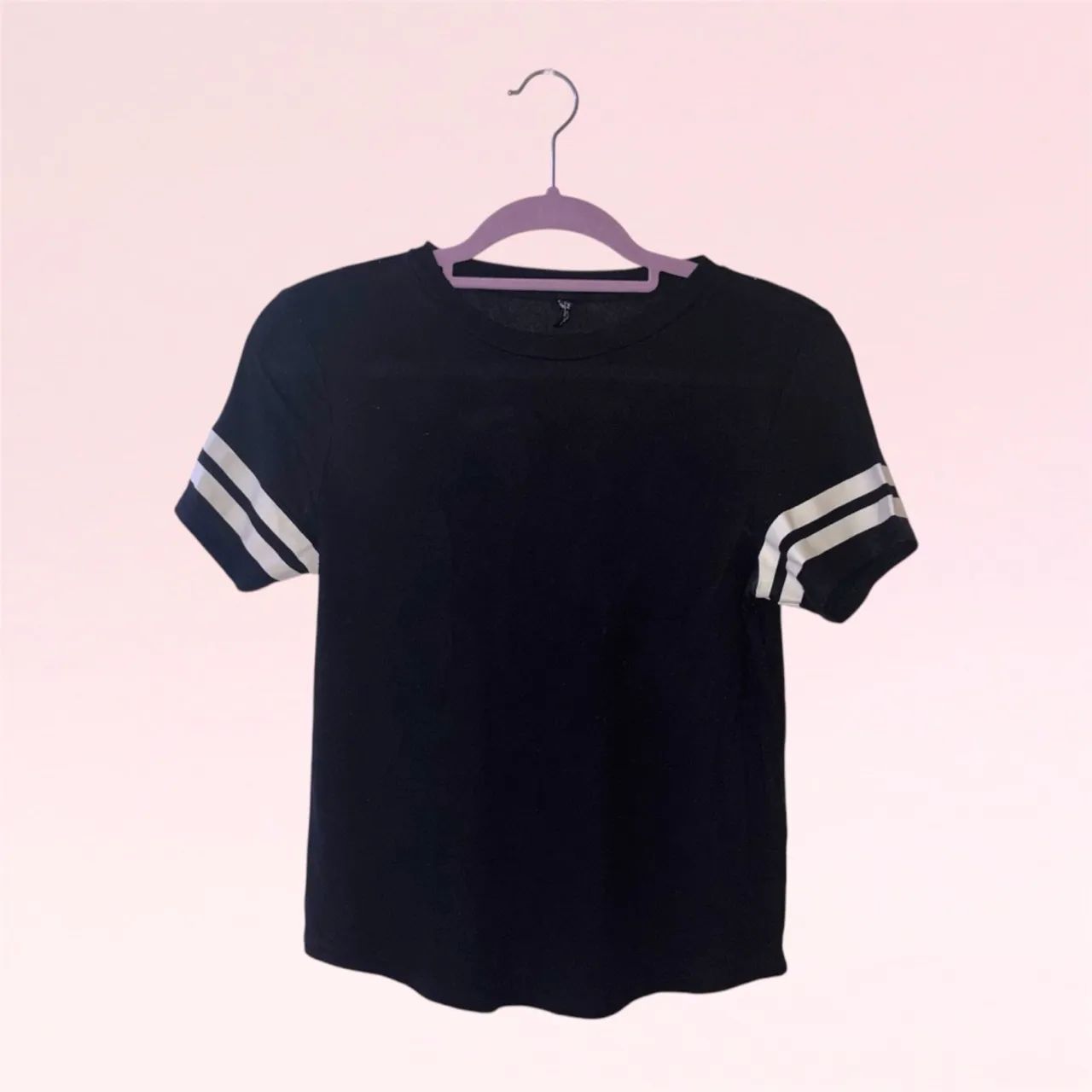 Camiseta preta com listras brancas - H&M