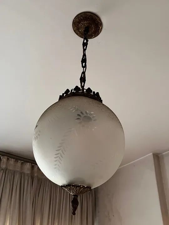 Lustre antigo em vidro fosco