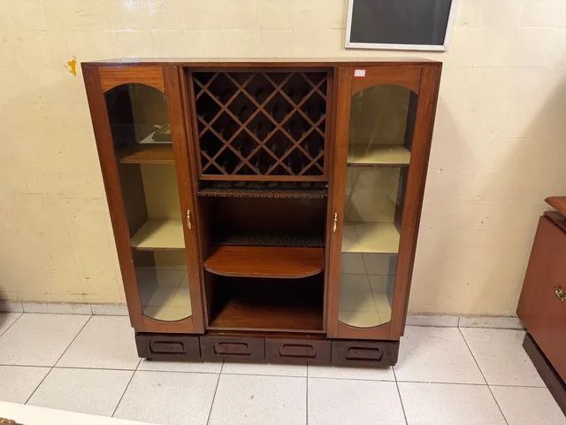 Estante cristaleira de madeira macica