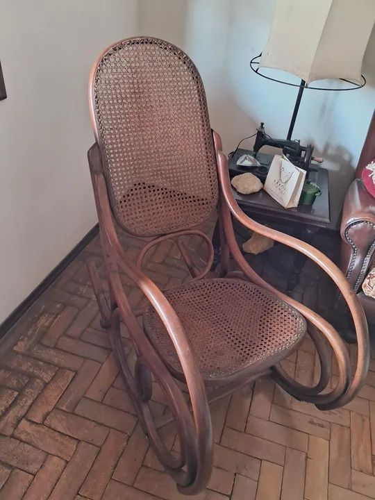 Belíssima Cadeira de Balanço Antiga (Madeira c/Palinha, Modelo AUSTRÍACA) - Foto 6