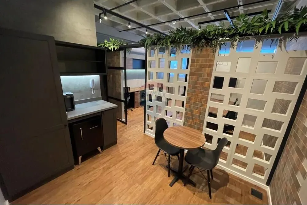 Sala comercial mobiliada para locação com 35,67m², no Patteo Mogilar, na Vila Mogilar - Mo