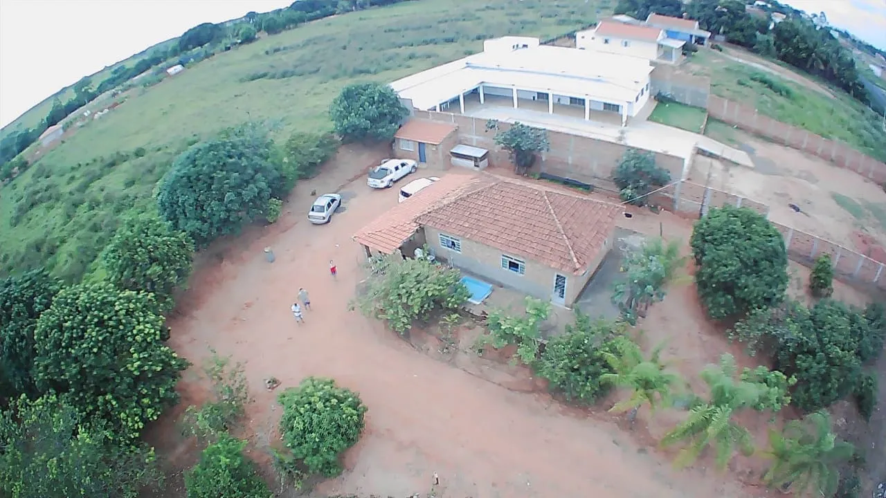 Terreno urbano com casa 5.670mts dentro da cidade de Iacri SP