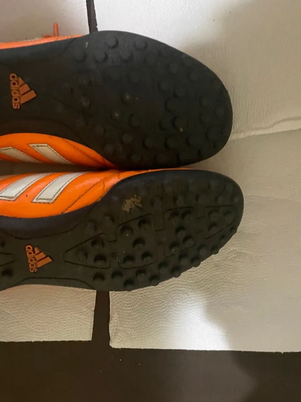 Chuteira society da Adidas, na cor laranja, tamanho 42 - Foto 3
