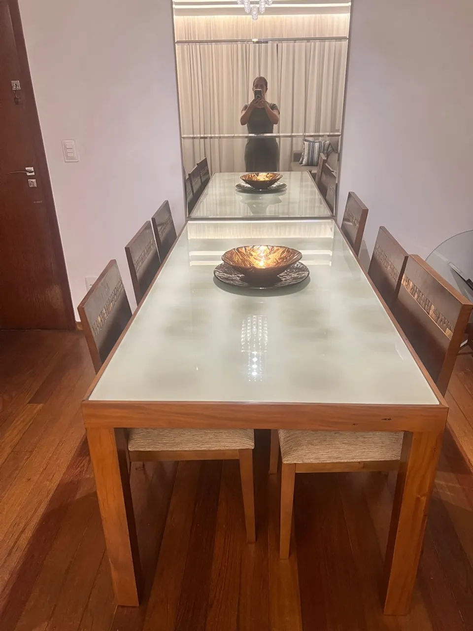 Mesa de Jantar Elegante com Design Clássico