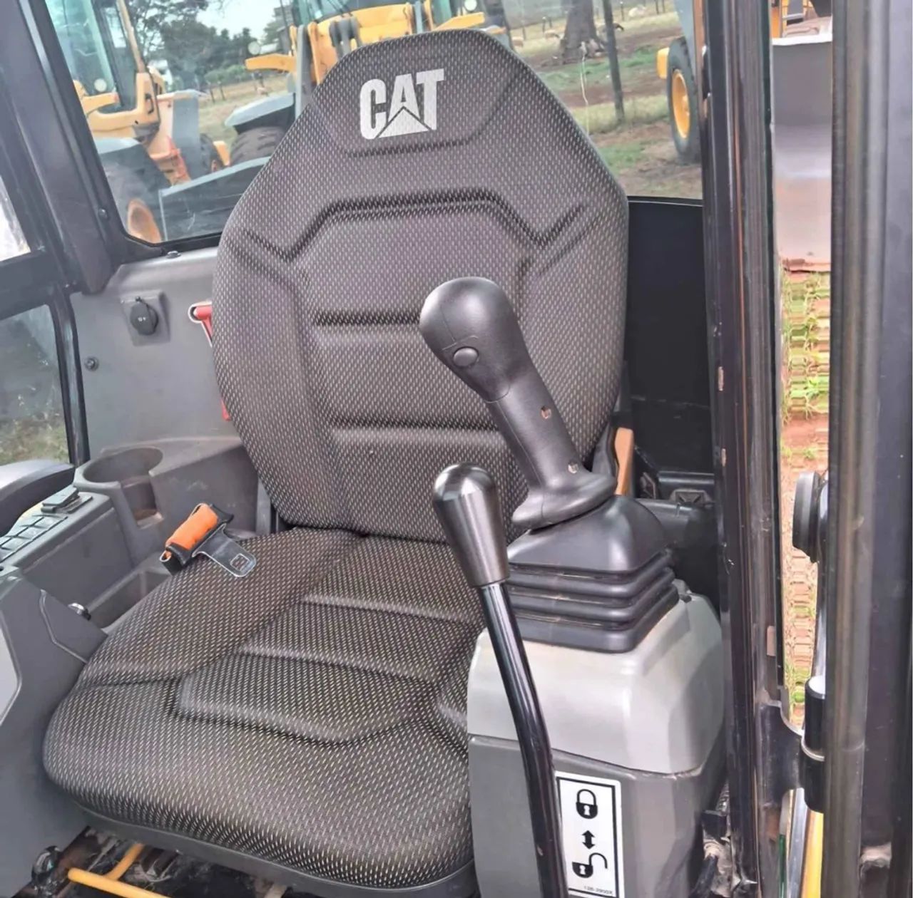 Mini Escavadeira Caterpillar CAT 2020 - Foto 6