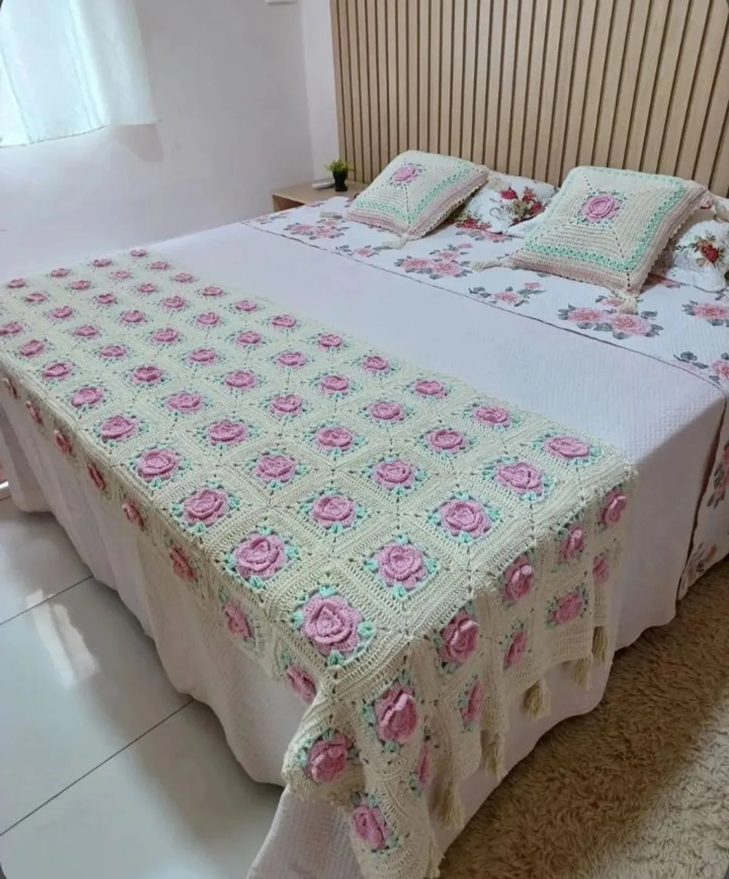 Peseira de cama em crochê rosas