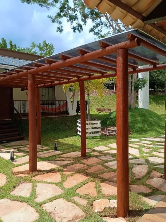 Pergolado de madeira para área externa