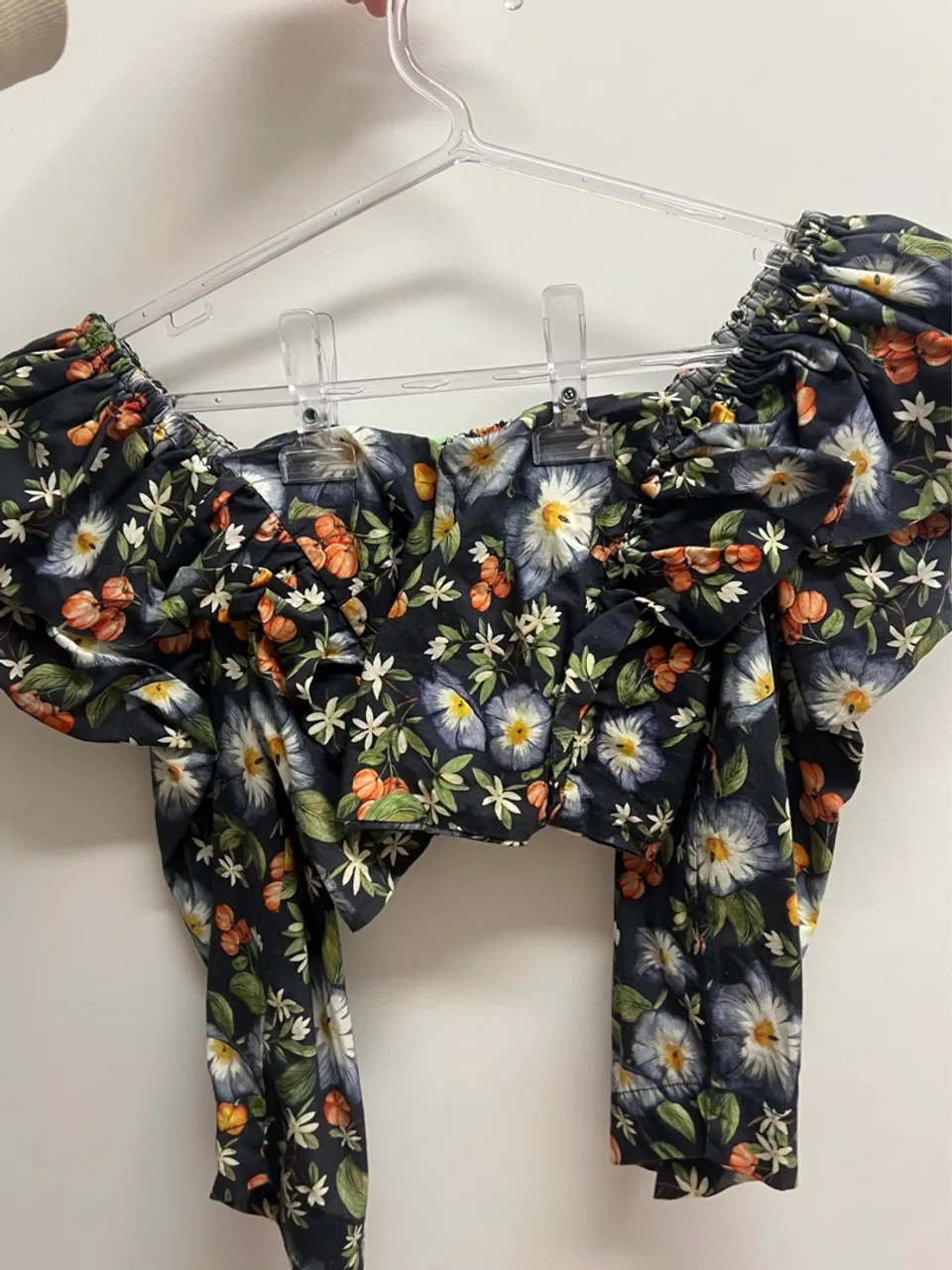 Blusa cropped floral com manga bufante