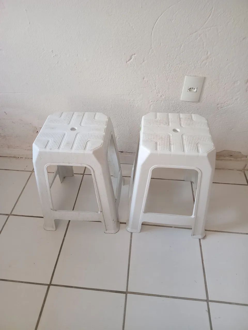 Dois Bancos de Plástico Branco por 30 reais os 2 - Foto 2