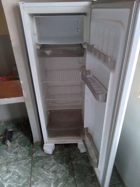 Geladeira Pequena em Ótimo Estado