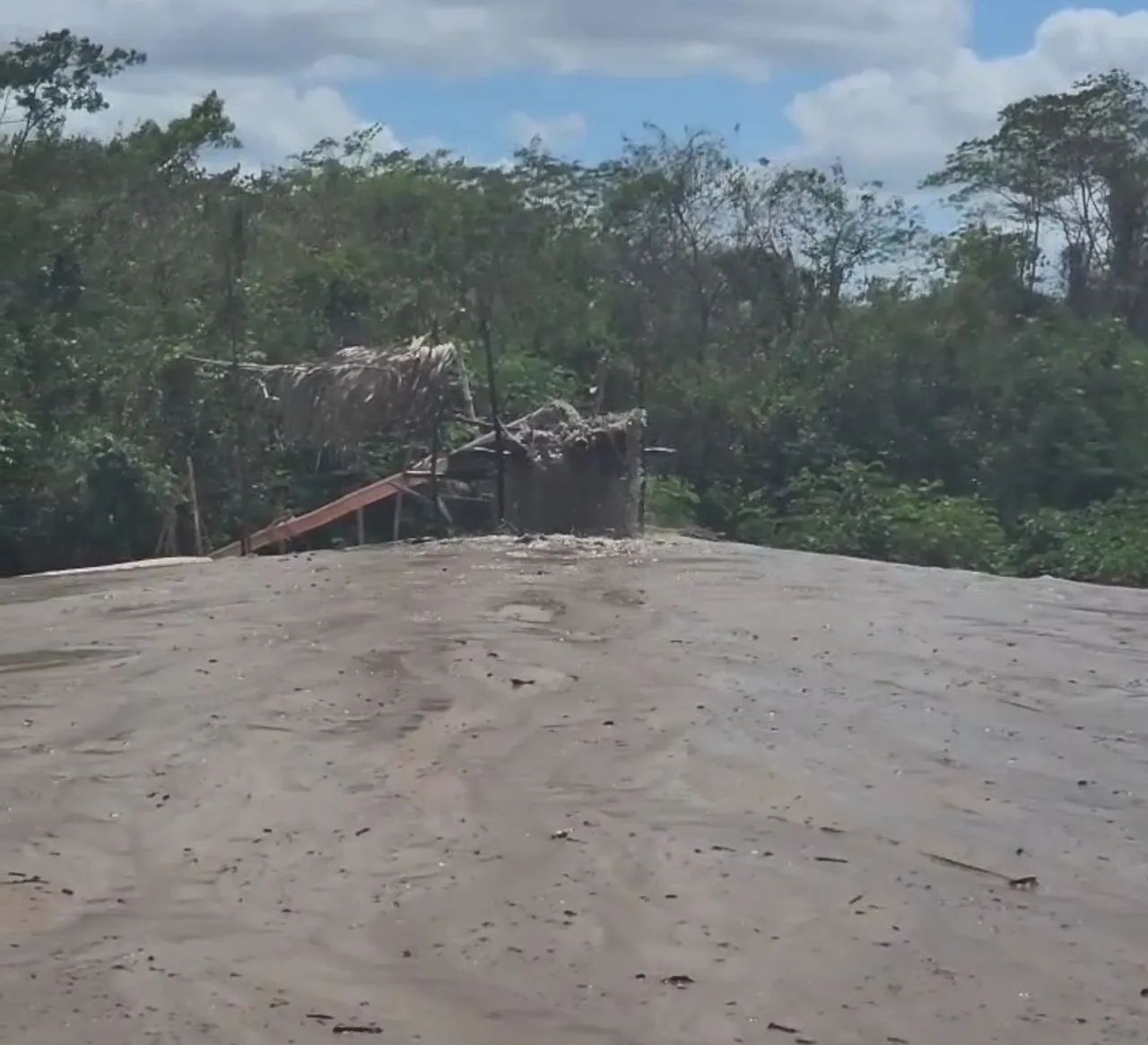 Vende se Draga completa em total funcionamento com todas as licenças e equipamentos  - Foto 3