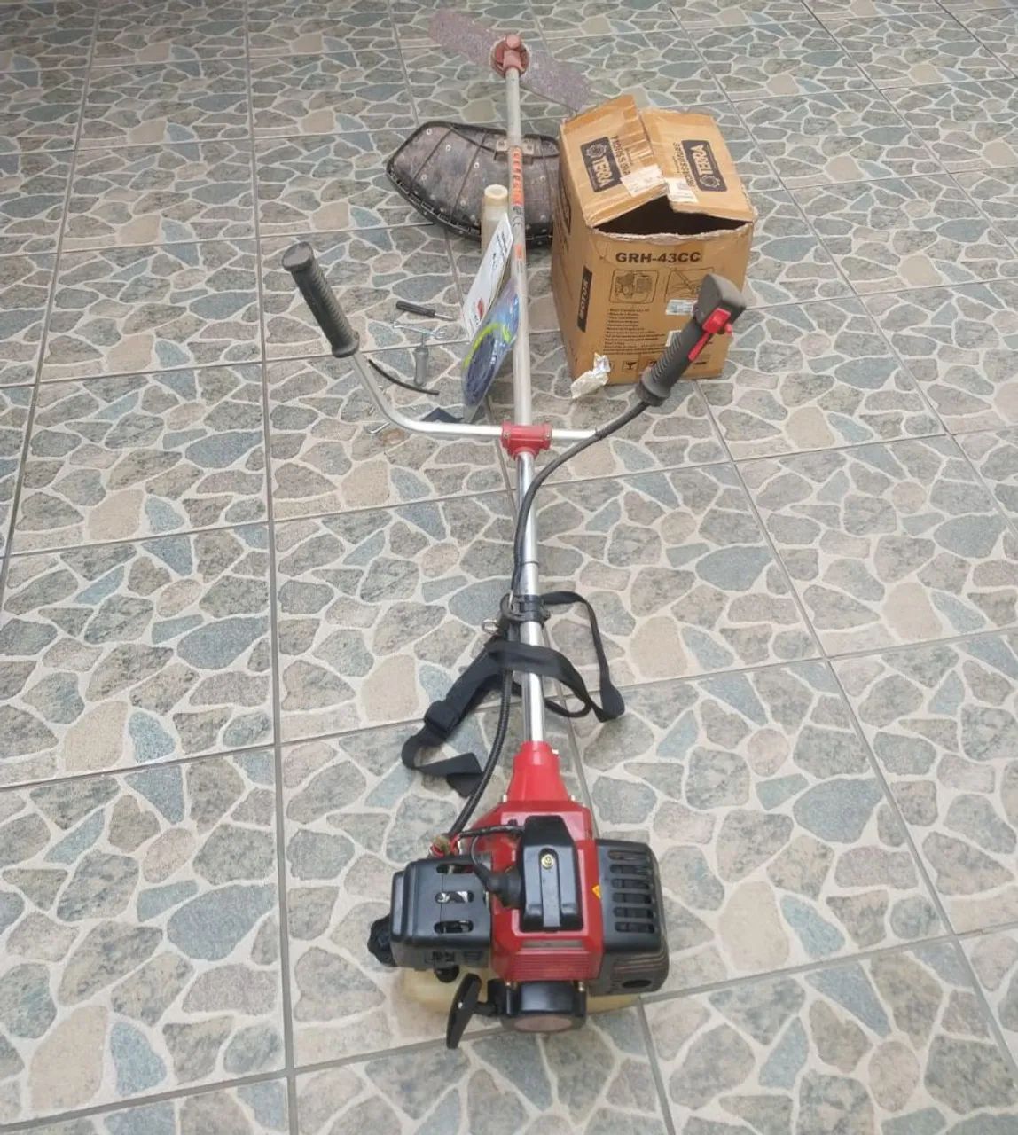 Roçadeira a Gasolina - Potente e Eficaz