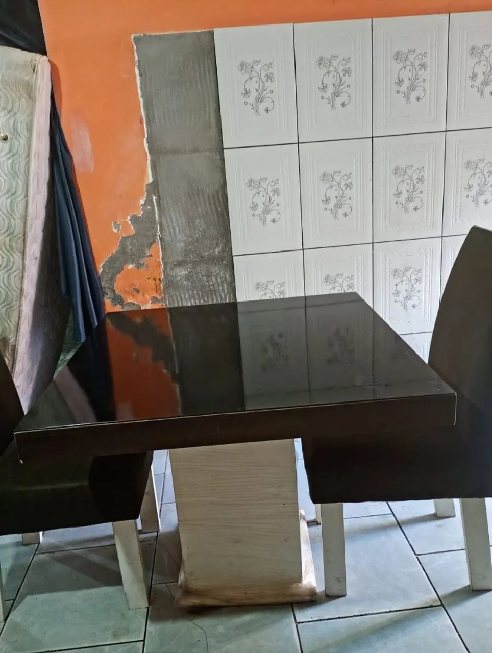 Mesa de jantar preta com design moderno
