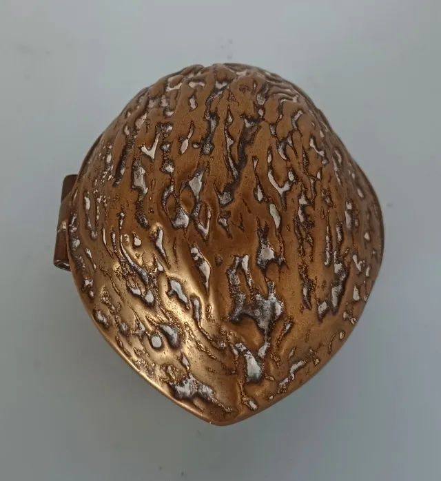 Porta objetos em bronze em formato de noz 