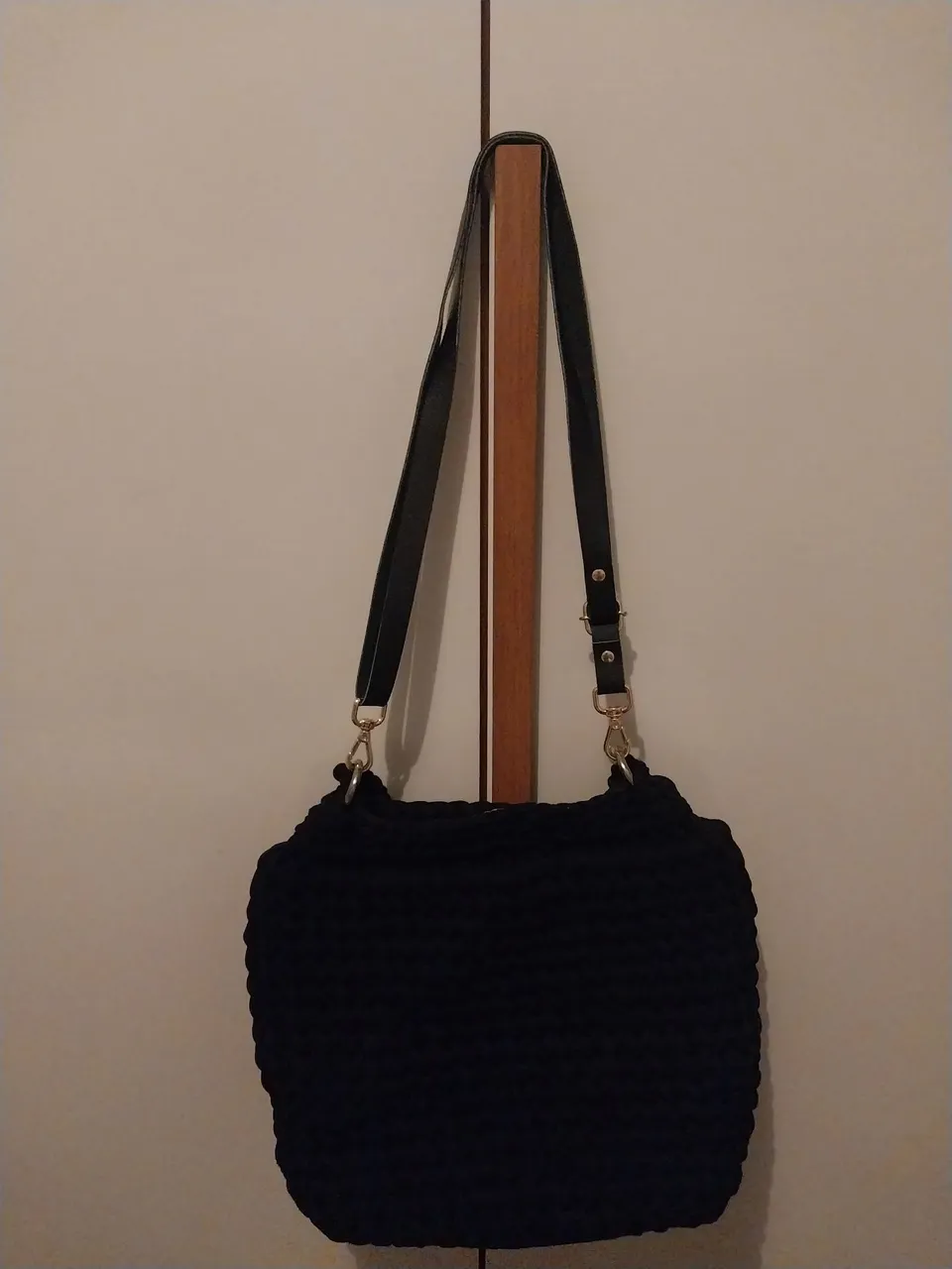 Bolsa de ombro preta artesanal em crochê