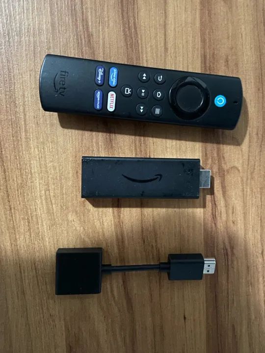 Amazon Fire TV Stick 4K com controle remoto e cabo HDMI