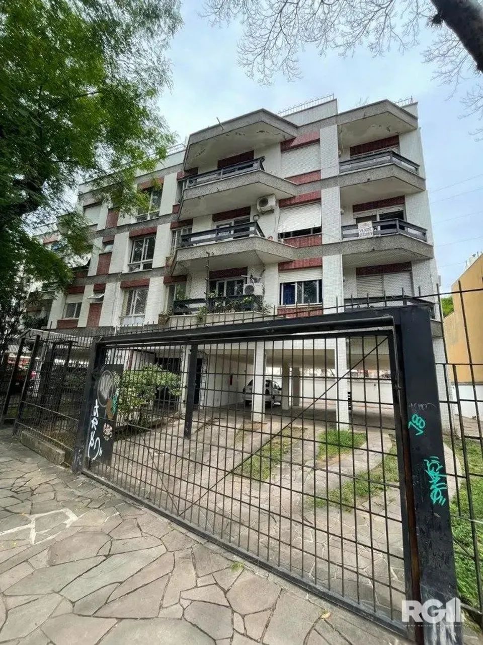 Apartamento de 2 dormitórios sendo um com sacada, sala com sacada, lavabo e banheiro socia