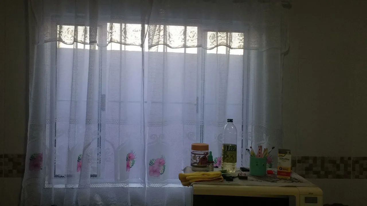 Cortina de renda branca para janela