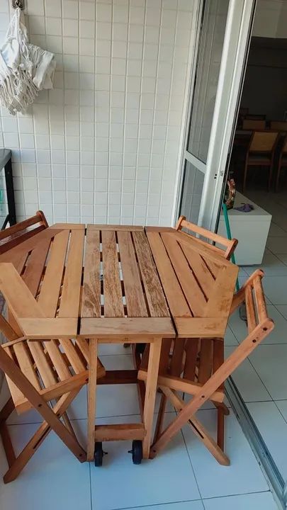 Mesa com cadeiras em madeira 