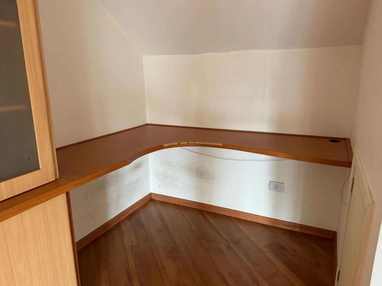 Bancada de trabalho com amplo armário  - Foto 4