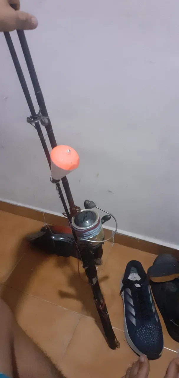Conjunto de pesca com vara e carretilha