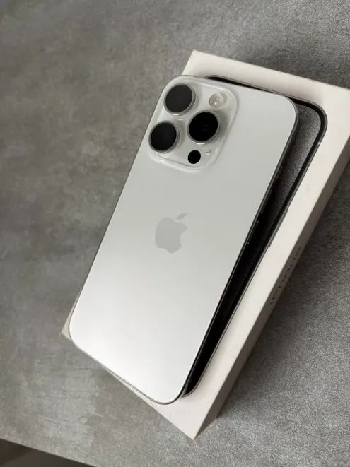 Apple iPhone 15Pro 256GB シルバー 本体 Celular Apple iPhone 15 Pro 256GB 8 GB com o Melhor Preço é no Zoom