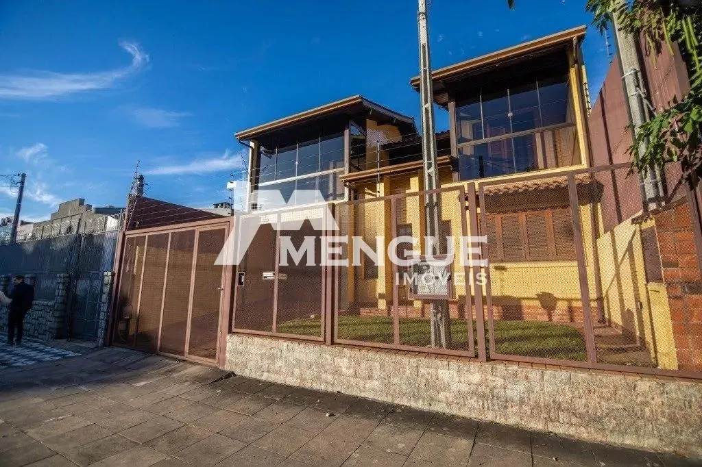Casa residencial no bairro Jardim São Pedro em Porto Alegre com 230m²