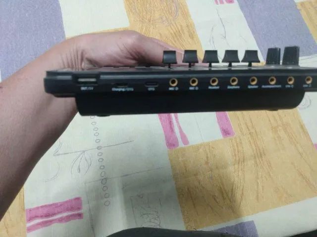 Mesa de som e Mixer, com efeitos especiais - seminova - Foto 2