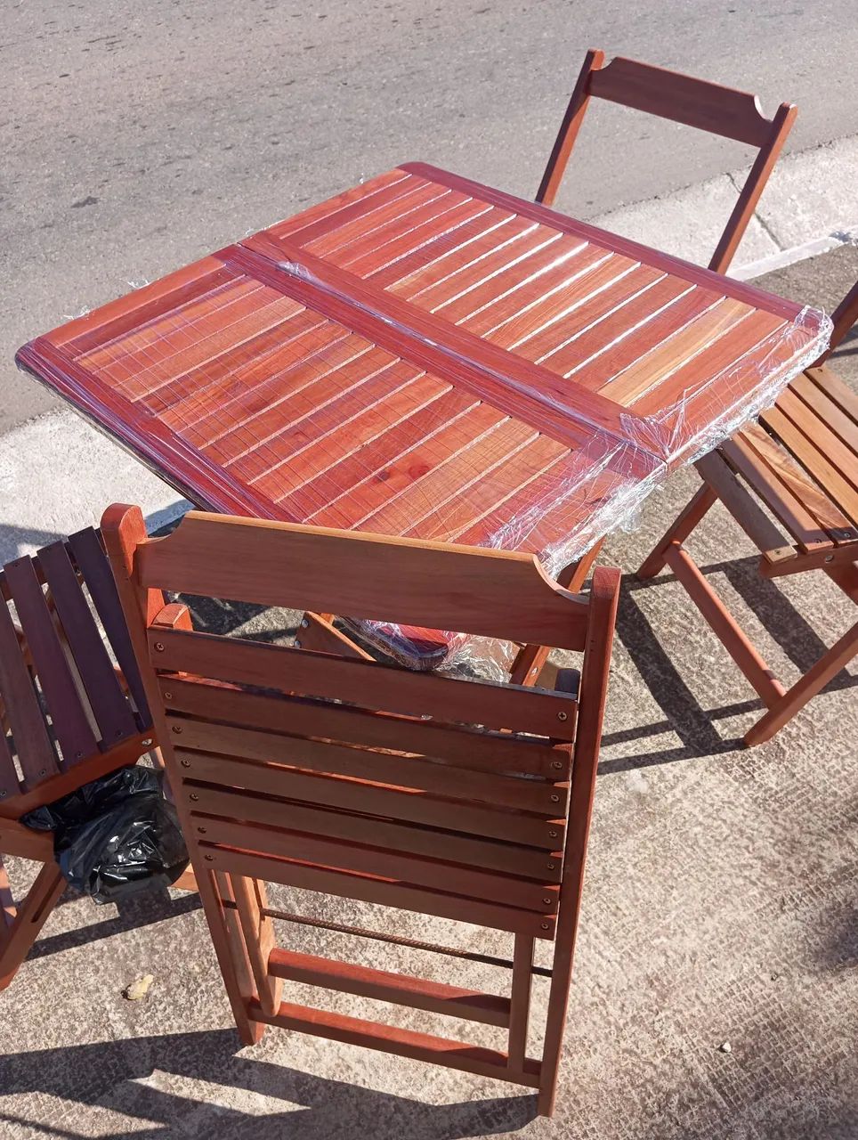 Jogo de Mesa Dobrável com Cadeiras em Ypê Nobre - Completo e Sofisticado!" - Foto 5