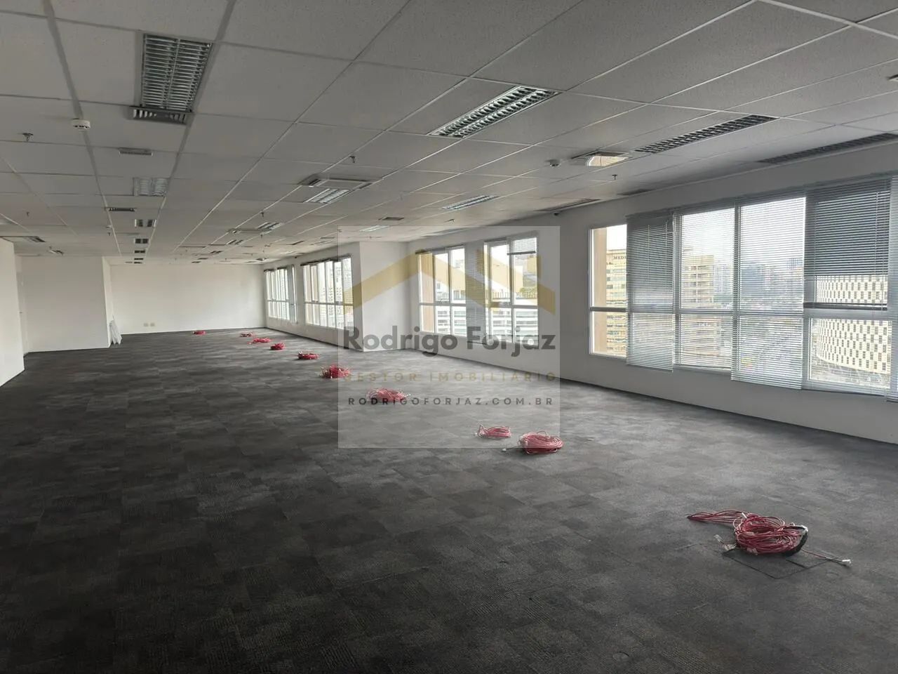 Condomínio Alpha Square - EXCELENTE SALA COMERCIAL SEMI MOBILIADA LOCAÇÃO ALPHAVILLE, A/C: - Foto 5