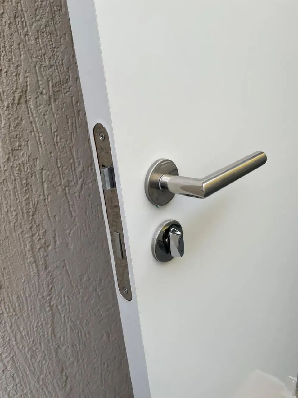 Porta Interna -banheiro-2,10x0,62-laqueada branco- com dobradiças e fechadura Arouca