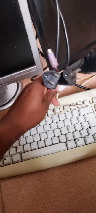 Vendo dois monitores e um teclado R$ 200  tudo - Foto 4