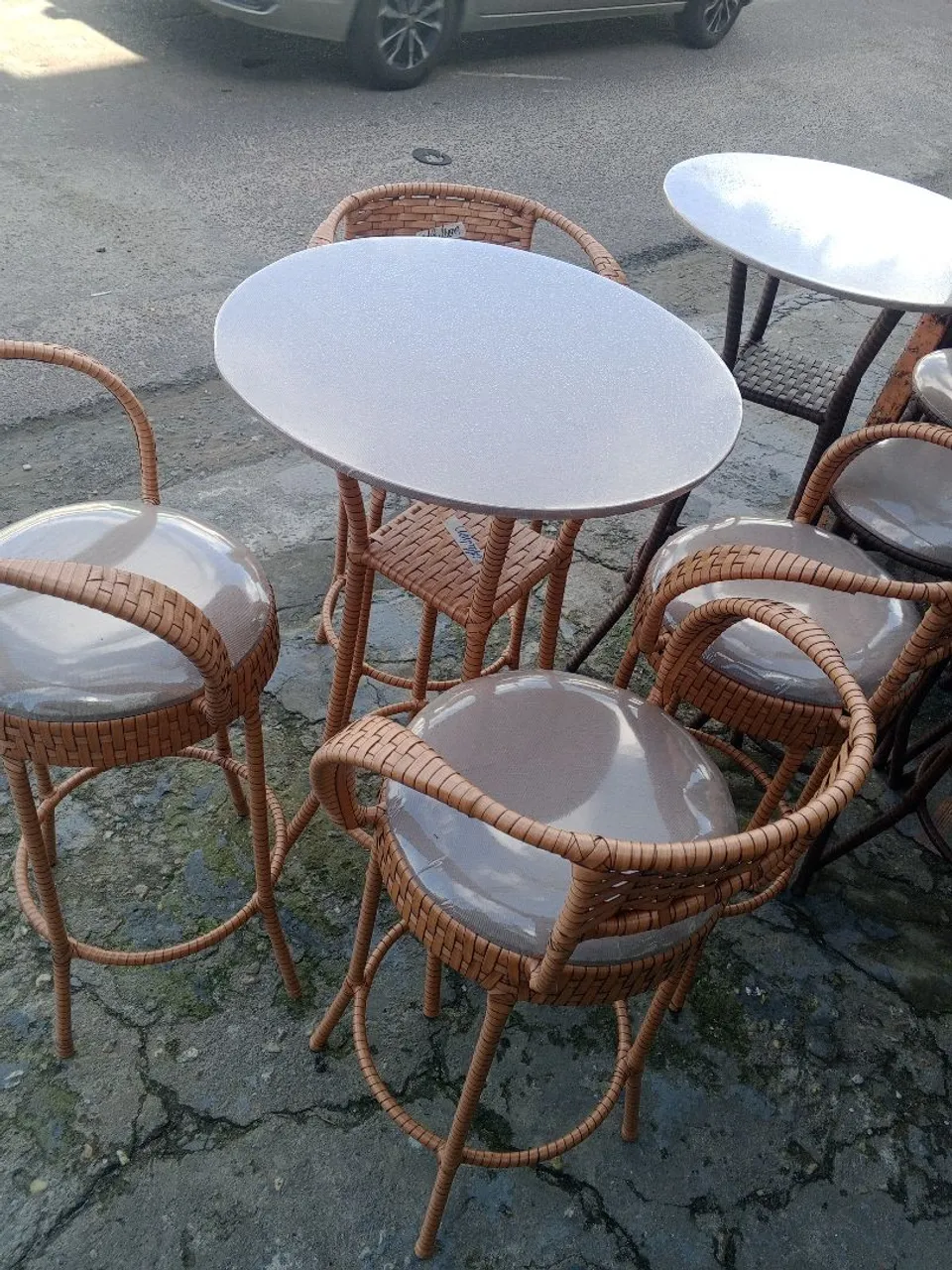 Conjunto de mesa e cadeiras de fibra sintética