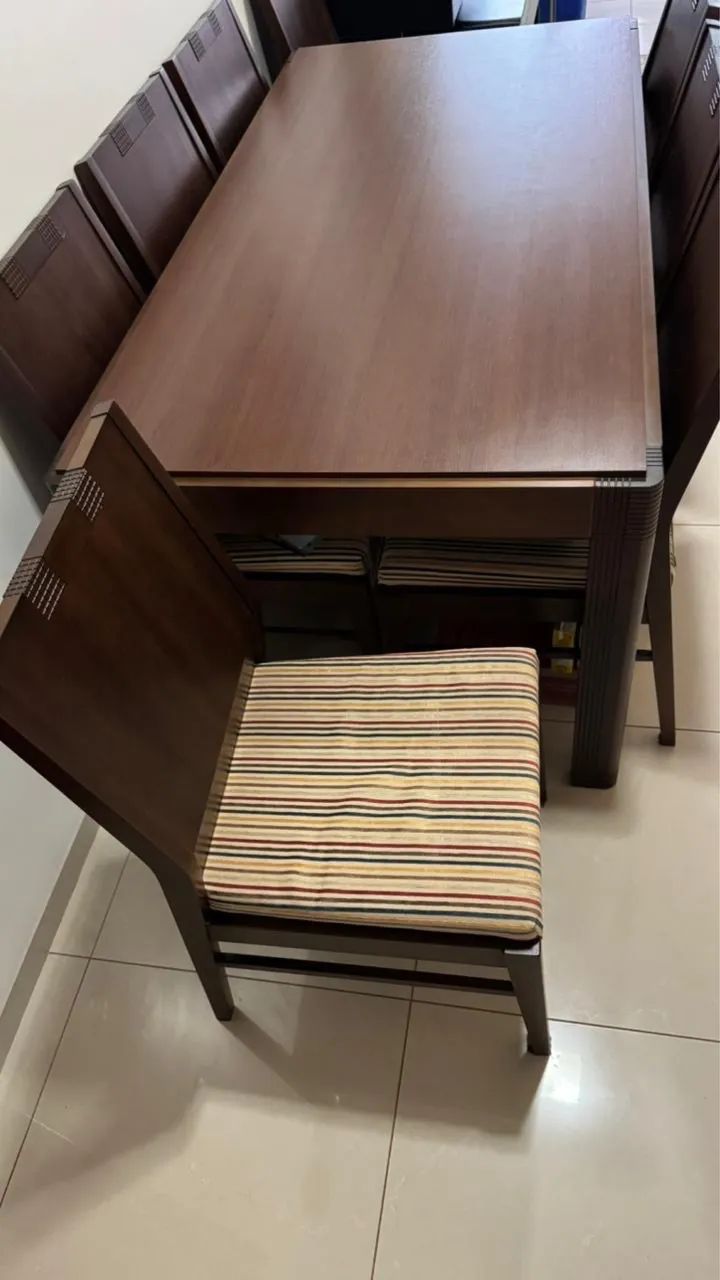 Vendo mesa de madeira maciça.1,80m 0,90m - Foto 2