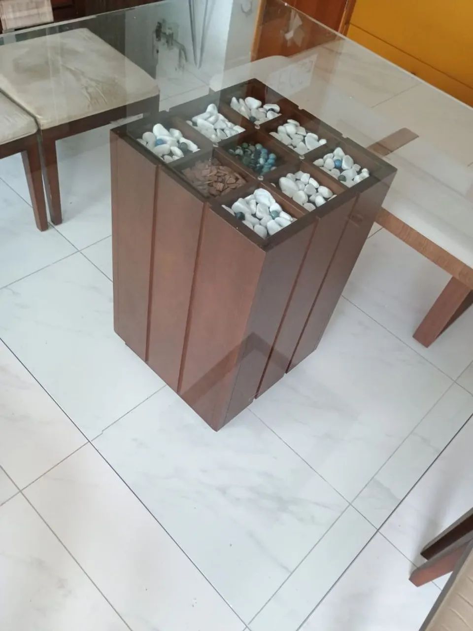 Mesa quadrada 8 lugares base madeira maciça e tampo vidro com cadeiras - Foto 5