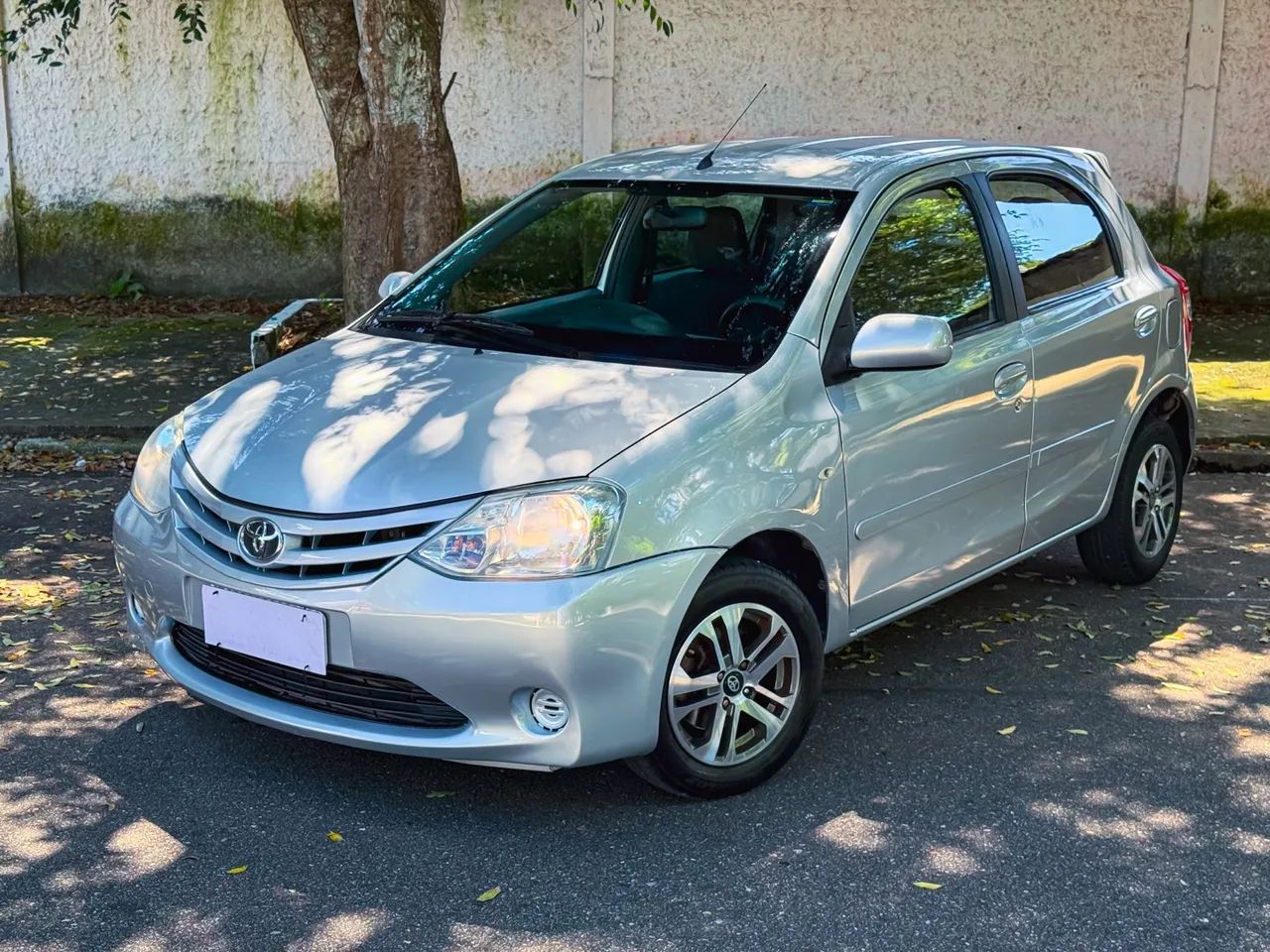 TOYOTA ETIOS HATCH 1.3 XS FLEX MT 2013 - COMPLETO