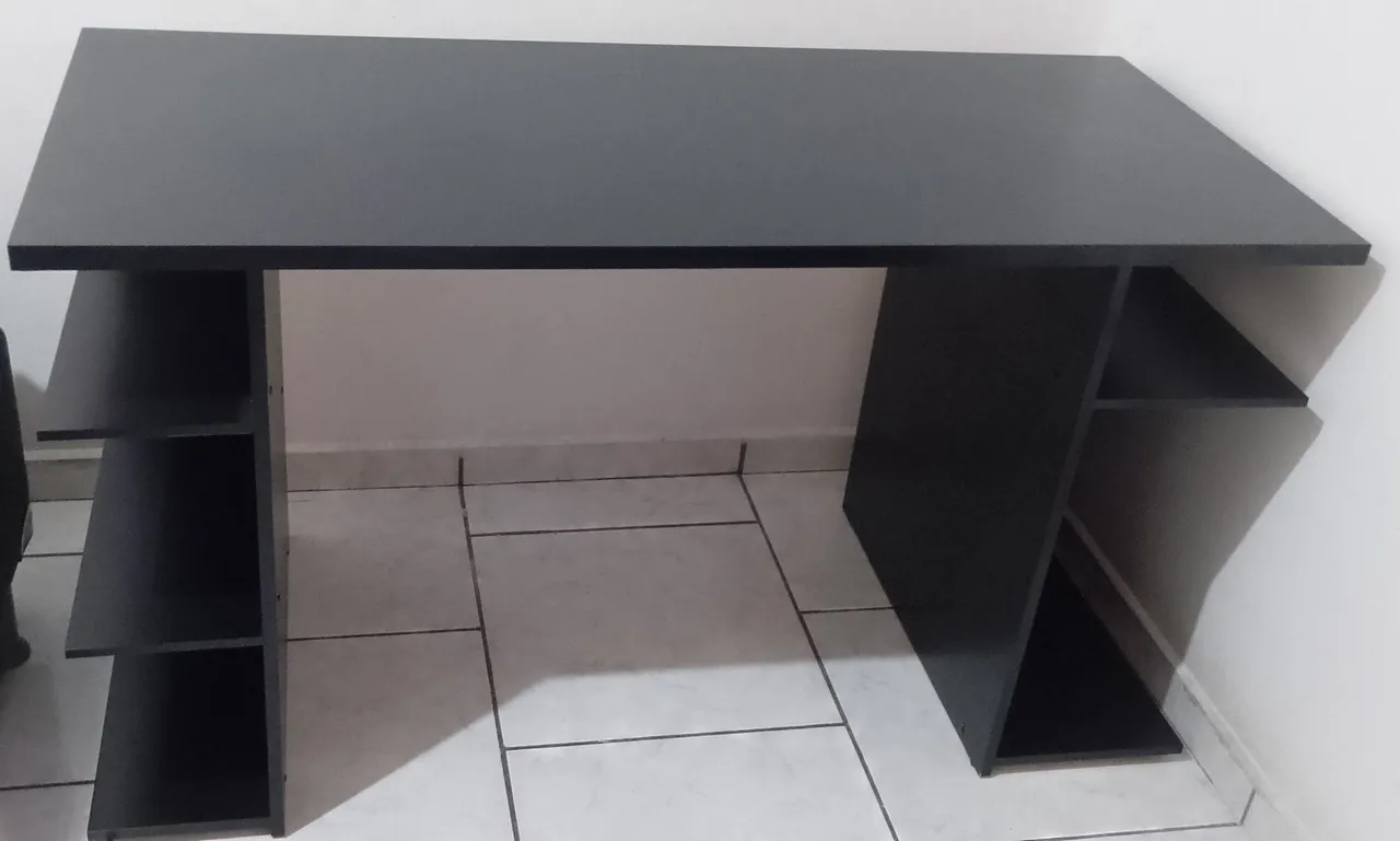Escrivaninha preta com nichos