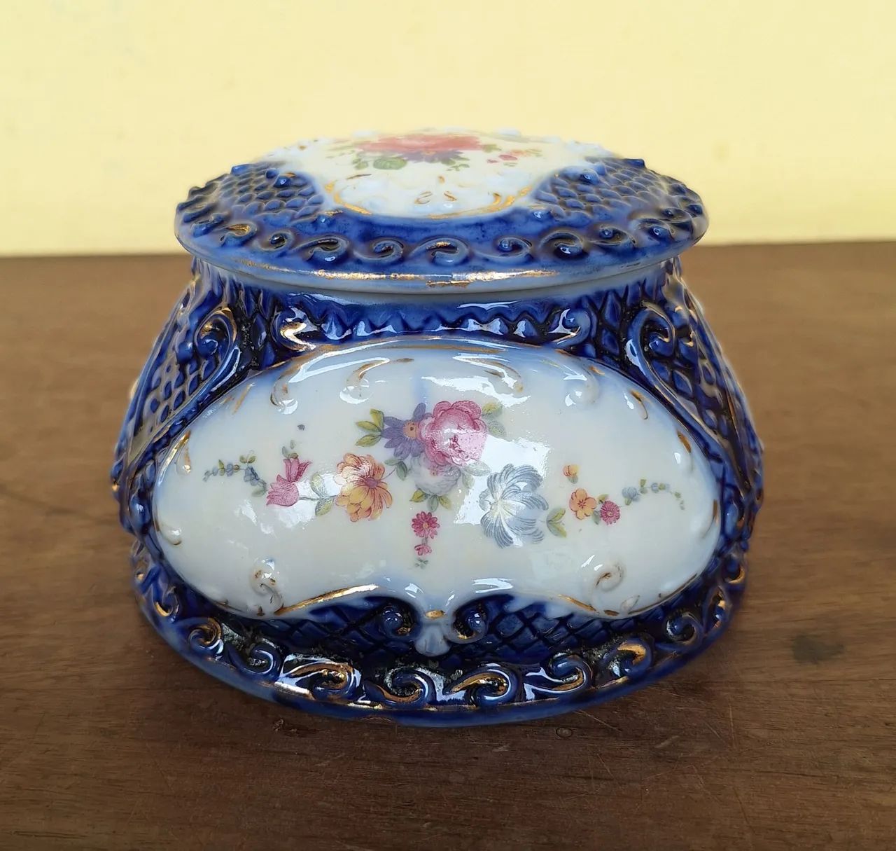 ANTIGO PORTA JOIAS EM PORCELANA CST PEDREIRA COM DELICADO DECALQUE FLORAL, ANTIGUIDADE.