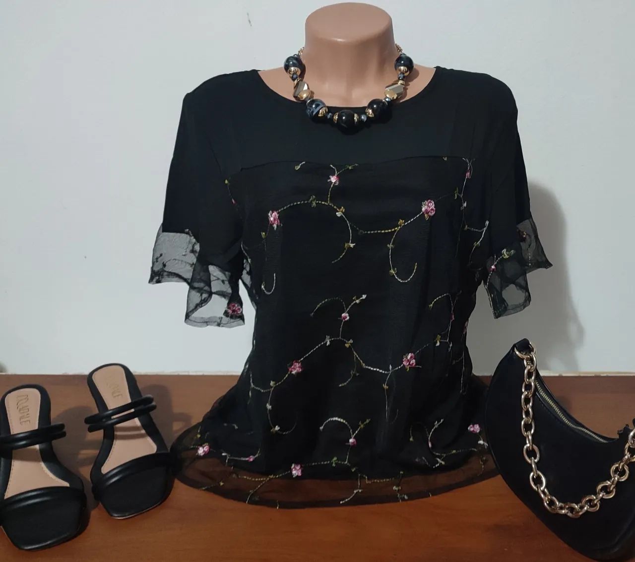 Blusa Feminina de Crepe com Tule Bordado Importada  - Foto 2