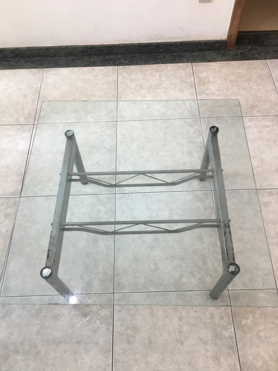 Mesa de Centro de Vidro com Estrutura Metálica