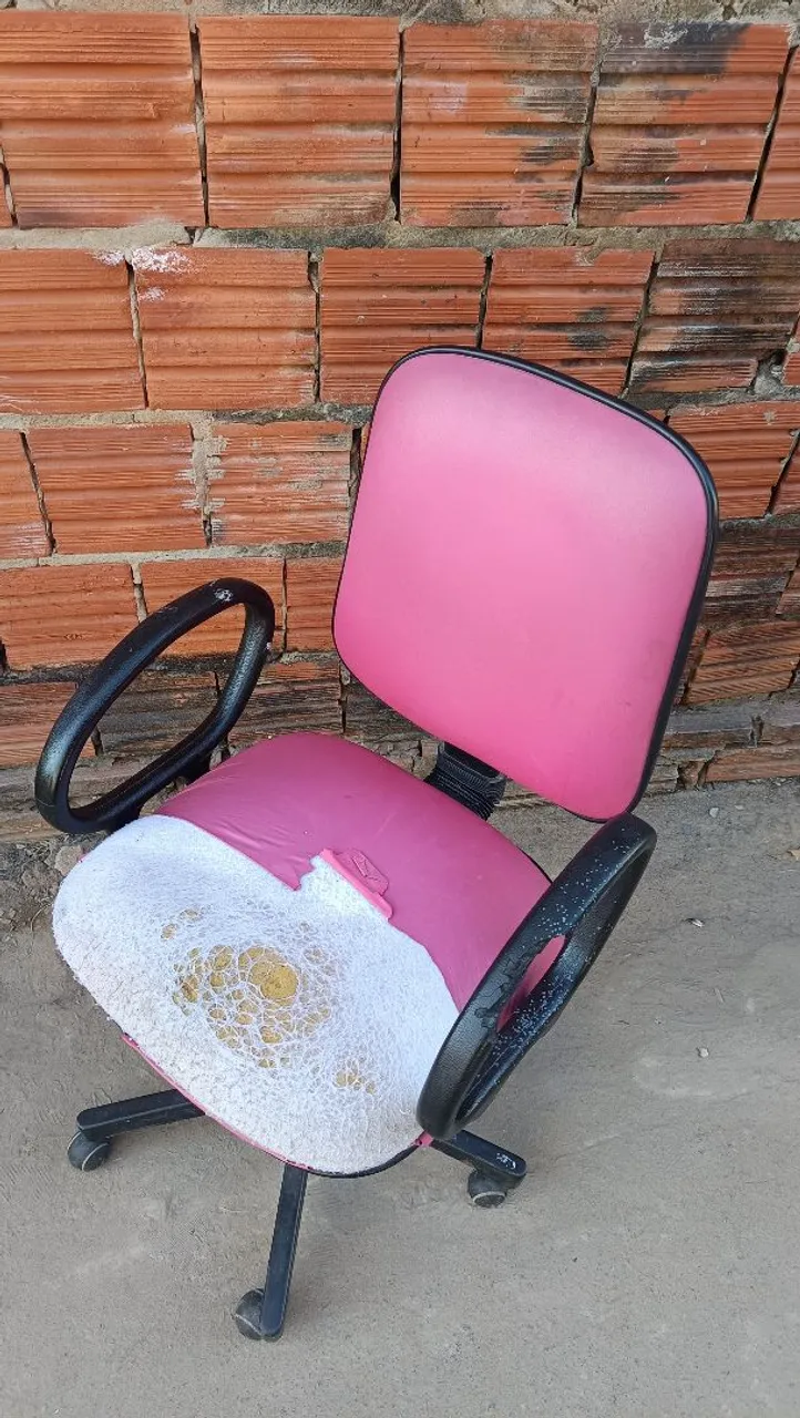 Cadeira de escritório rosa com braços