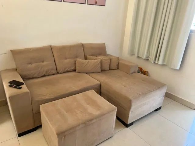 Sofá 3 lugares com chase e puff