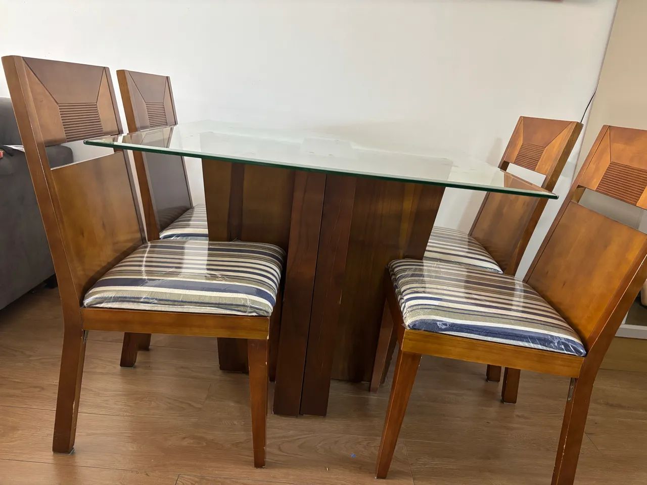Vendo mesa de vidro com 4 cadeiras - Foto 2