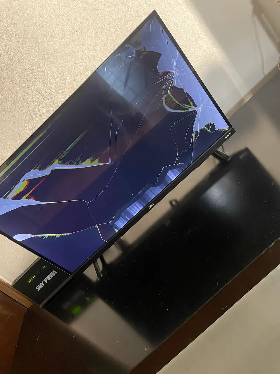 Tv AOC Roku com painel danificado 