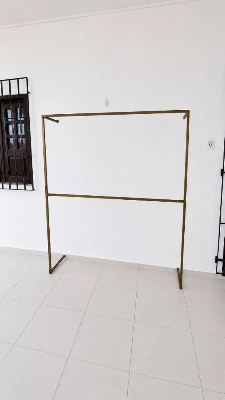 Arara de roupas dourado