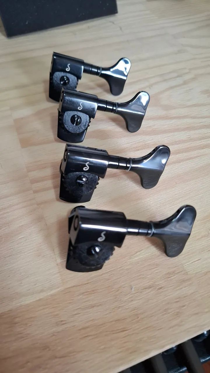 Tarraxas baixo Schaller M4S Light esquerda. 