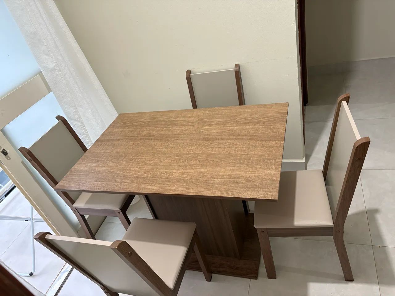 Cadeira de mdf com 4 cadeiras 