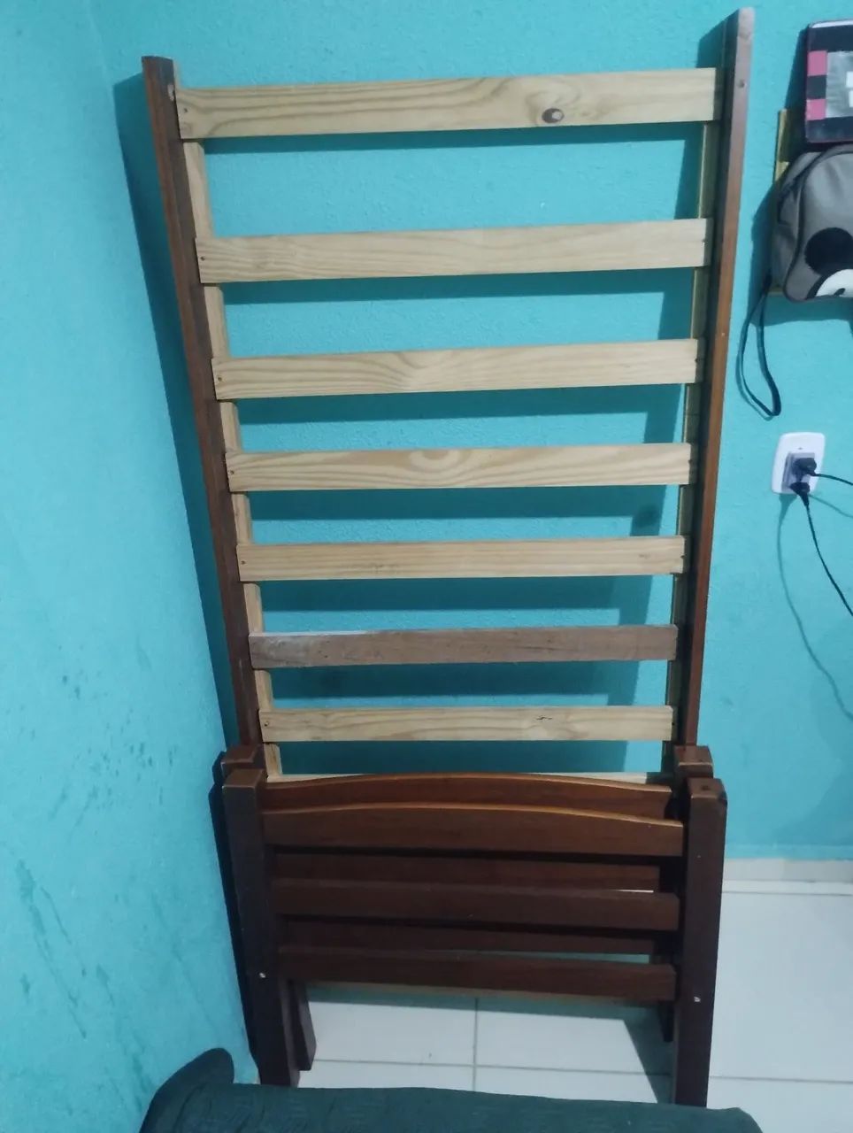 Cama de solteiro de madeira