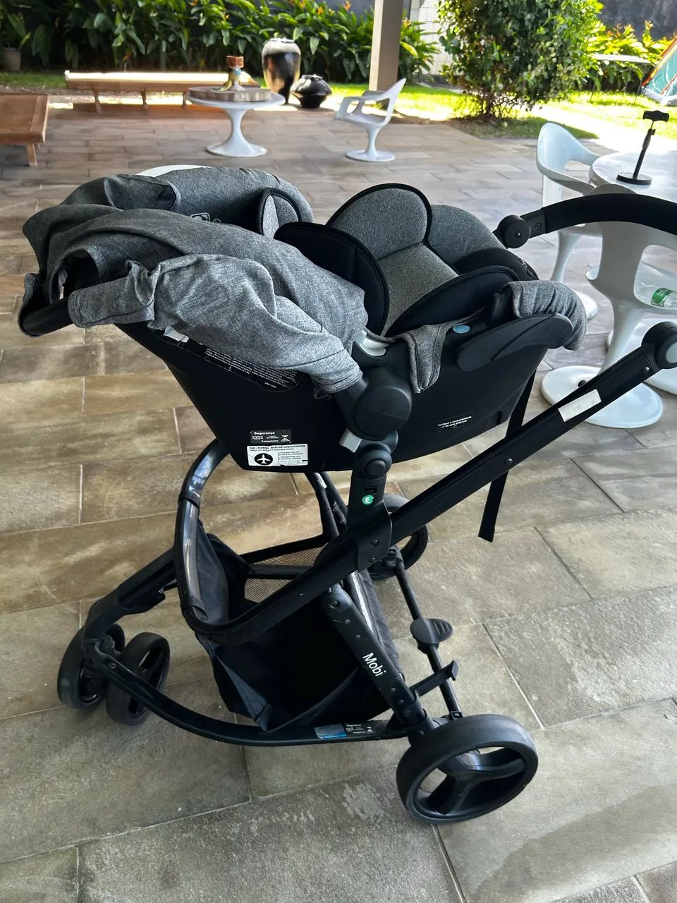 Carrinho de bebê completo com bebê conforto