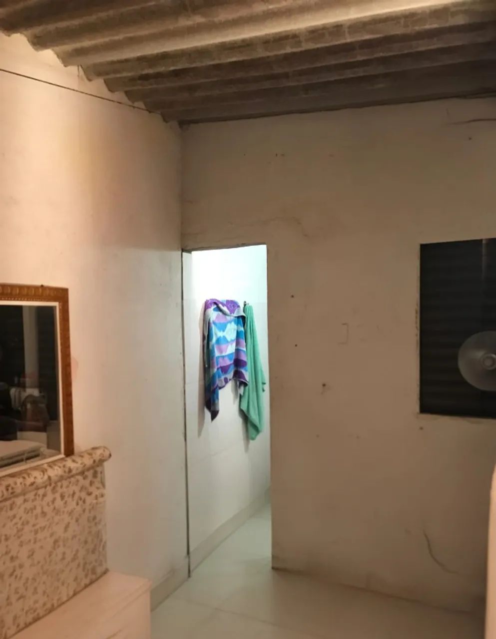 Vende se um lote com uma casa 